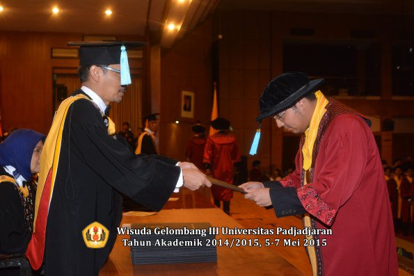 Wisuda Unpad Gel III TA 2014_2015  Fakultas Ilmu Budaya oleh Dekan  008