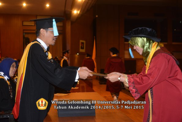 Wisuda Unpad Gel III TA 2014_2015  Fakultas Ilmu Budaya oleh Dekan  010
