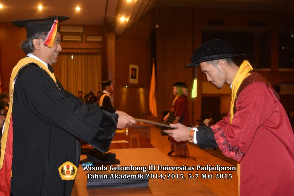 Wisuda Unpad Gel III TA 2014_2015  Fakultas Ilmu Komunikasi oleh Dekan  002