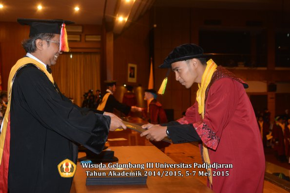 Wisuda Unpad Gel III TA 2014_2015  Fakultas Ilmu Komunikasi oleh Dekan  008