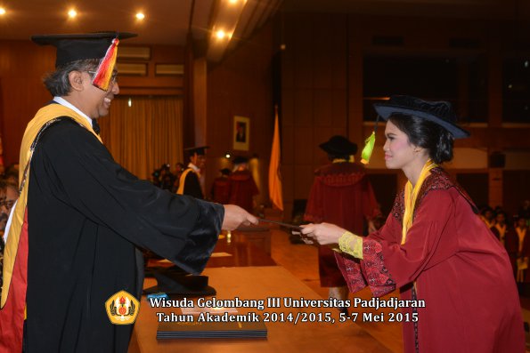 Wisuda Unpad Gel III TA 2014_2015  Fakultas Ilmu Komunikasi oleh Dekan  012