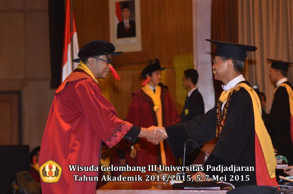 Wisuda Unpad Gel III TA 2014_2015  Fakultas Hukum oleh Rektor 013