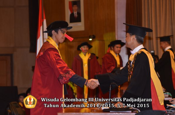 Wisuda Unpad Gel III TA 2014_2015  Fakultas Hukum oleh Rektor 014