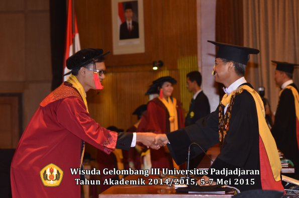 Wisuda Unpad Gel III TA 2014_2015  Fakultas Hukum oleh Rektor 020