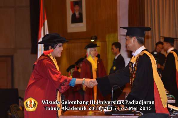 Wisuda Unpad Gel III TA 2014_2015  Fakultas Hukum oleh Rektor 021