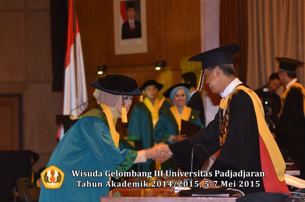 Wisuda Unpad Gel III TA 2014_2015  Fakultas Ekonomi dan Bisnis oleh Rektor 011