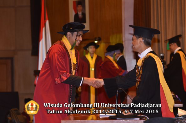 Wisuda Unpad Gel III TA 2014_2015  Fakultas Kedokteran oleh Rektor 063