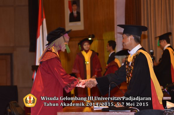 Wisuda Unpad Gel III TA 2014_2015  Fakultas Kedokteran oleh Rektor 066
