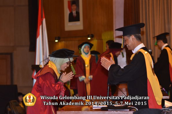 Wisuda Unpad Gel III TA 2014_2015  Fakultas Kedokteran oleh Rektor 067