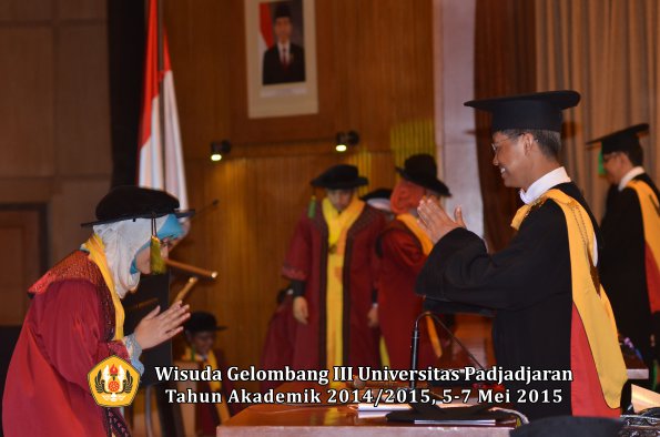 Wisuda Unpad Gel III TA 2014_2015  Fakultas Kedokteran oleh Rektor 069