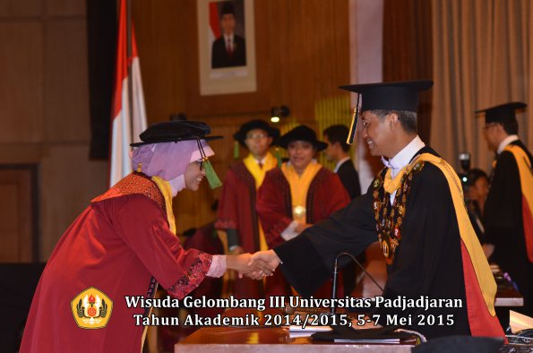 Wisuda Unpad Gel III TA 2014_2015  Fakultas Kedokteran oleh Rektor 072