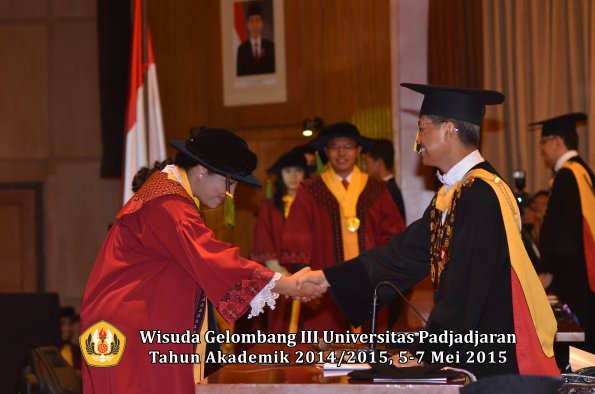 Wisuda Unpad Gel III TA 2014_2015  Fakultas Kedokteran oleh Rektor 073