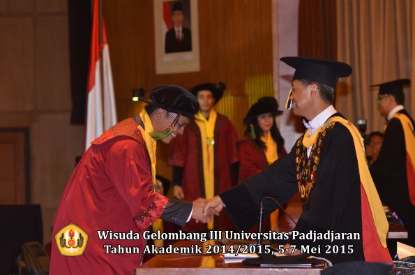 Wisuda Unpad Gel III TA 2014_2015  Fakultas Kedokteran oleh Rektor 074