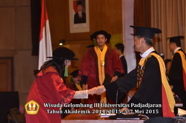 Wisuda Unpad Gel III TA 2014_2015  Fakultas Kedokteran oleh Rektor 075