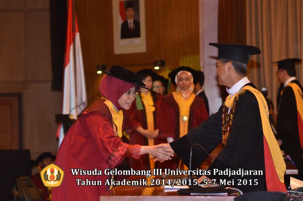 Wisuda Unpad Gel III TA 2014_2015  Fakultas Kedokteran oleh Rektor 077