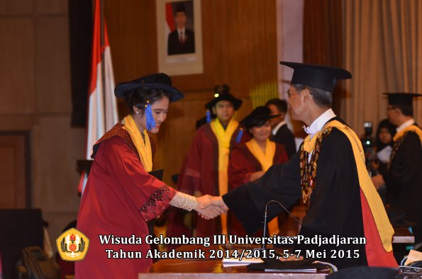Wisuda Unpad Gel III TA 2014_2015 Fakultas ISIP oleh Rektor  018