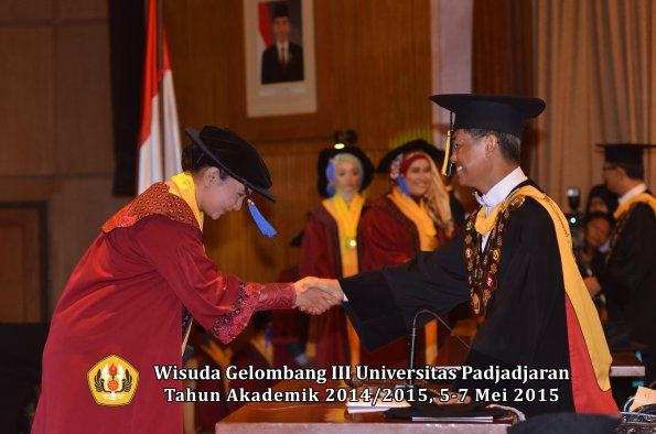 Wisuda Unpad Gel III TA 2014_2015 Fakultas ISIP oleh Rektor  025
