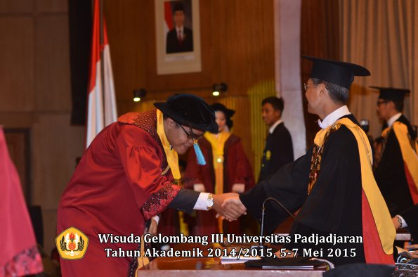 Wisuda Unpad Gel III TA 2014_2015  Fakultas Ilmu Budaya oleh Rektor 003