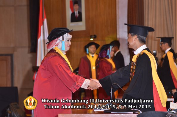 Wisuda Unpad Gel III TA 2014_2015  Fakultas Ilmu Budaya oleh Rektor 005