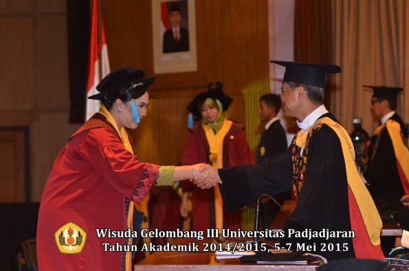 Wisuda Unpad Gel III TA 2014_2015  Fakultas Ilmu Budaya oleh Rektor 009