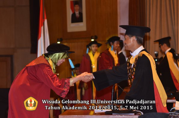 Wisuda Unpad Gel III TA 2014_2015  Fakultas Ilmu Budaya oleh Rektor 010