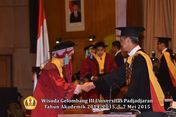 Wisuda Unpad Gel III TA 2014_2015  Fakultas Ilmu Budaya oleh Rektor 015