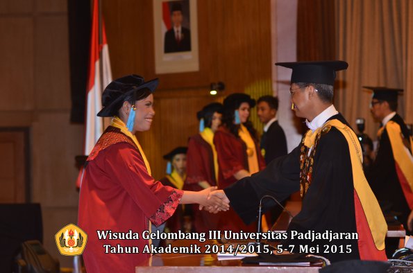 Wisuda Unpad Gel III TA 2014_2015  Fakultas Ilmu Budaya oleh Rektor 022