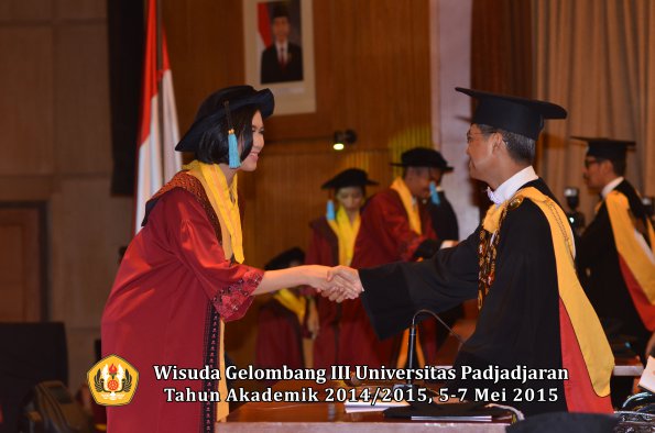 Wisuda Unpad Gel III TA 2014_2015  Fakultas Ilmu Budaya oleh Rektor 024