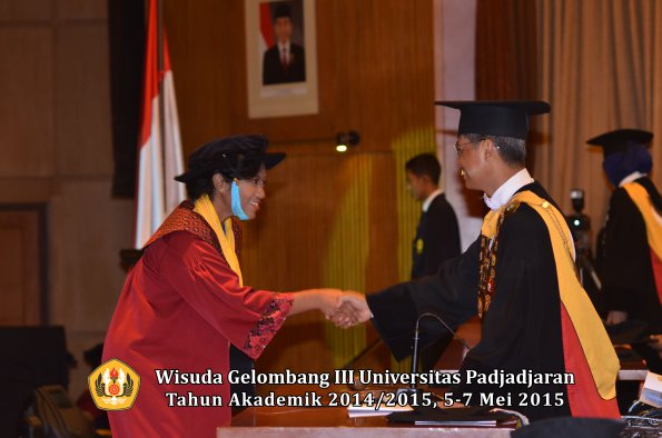 Wisuda Unpad Gel III TA 2014_2015  Fakultas Ilmu Budaya oleh Rektor 028