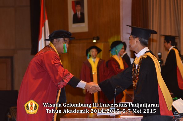 Wisuda Unpad Gel III TA 2014_2015  Fakultas PIK oleh Rektor  005