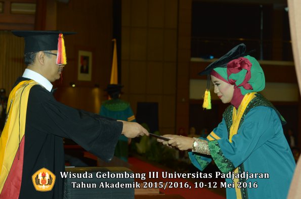 Wisuda Unpad Gel III TA 2015_2016  Fakultas Ilmu Komunikasi oleh Dekan  011