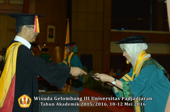 Wisuda Unpad Gel III TA 2015_2016  Fakultas Ilmu Komunikasi oleh Dekan  012