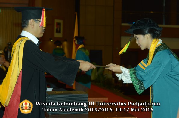 Wisuda Unpad Gel III TA 2015_2016  Fakultas Ilmu Komunikasi oleh Dekan  016