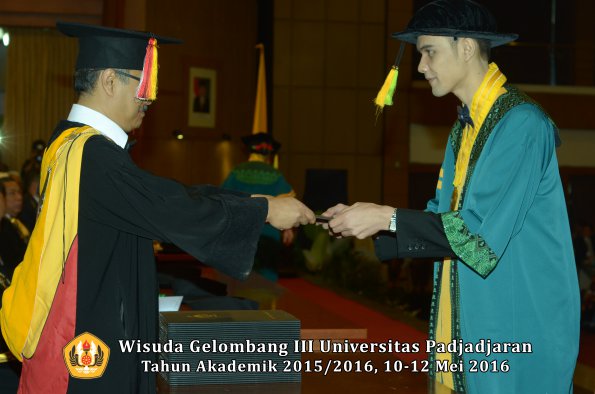 Wisuda Unpad Gel III TA 2015_2016  Fakultas Ilmu Komunikasi oleh Dekan  018