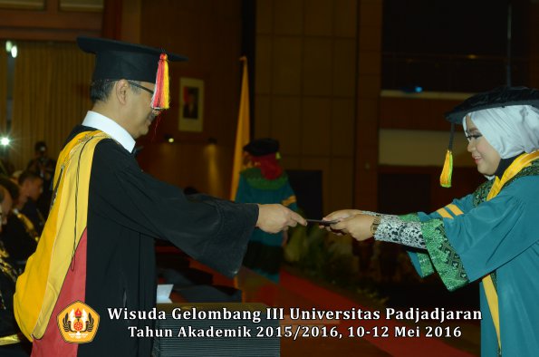 Wisuda Unpad Gel III TA 2015_2016  Fakultas Ilmu Komunikasi oleh Dekan  021