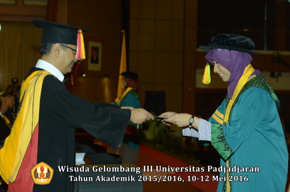 Wisuda Unpad Gel III TA 2015_2016  Fakultas Ilmu Komunikasi oleh Dekan  023