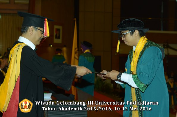Wisuda Unpad Gel III TA 2015_2016  Fakultas Ilmu Komunikasi oleh Dekan  024