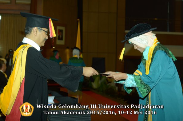Wisuda Unpad Gel III TA 2015_2016  Fakultas Ilmu Komunikasi oleh Dekan  027