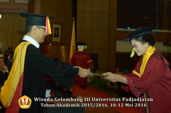 Wisuda Unpad Gel III TA 2015_2016  Fakultas Ilmu Komunikasi oleh Dekan  036