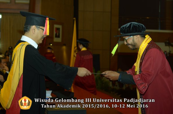 Wisuda Unpad Gel III TA 2015_2016  Fakultas Ilmu Komunikasi oleh Dekan  039