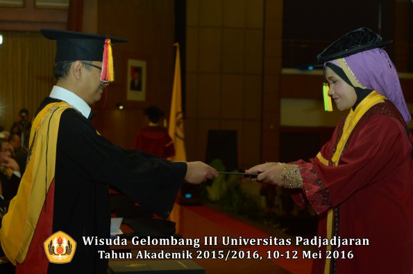 Wisuda Unpad Gel III TA 2015_2016  Fakultas Ilmu Komunikasi oleh Dekan  043