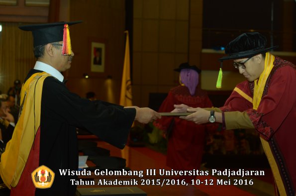 Wisuda Unpad Gel III TA 2015_2016  Fakultas Ilmu Komunikasi oleh Dekan  044