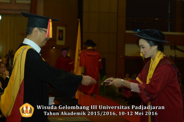 Wisuda Unpad Gel III TA 2015_2016  Fakultas Ilmu Komunikasi oleh Dekan  045