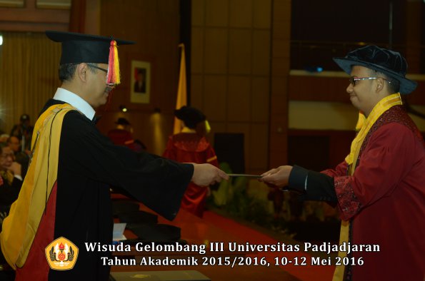 Wisuda Unpad Gel III TA 2015_2016  Fakultas Ilmu Komunikasi oleh Dekan  046