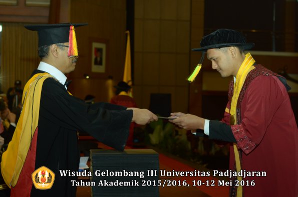 Wisuda Unpad Gel III TA 2015_2016  Fakultas Ilmu Komunikasi oleh Dekan  052