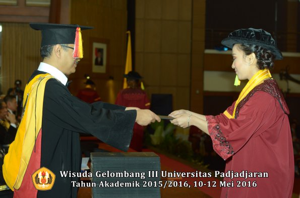 Wisuda Unpad Gel III TA 2015_2016  Fakultas Ilmu Komunikasi oleh Dekan  054