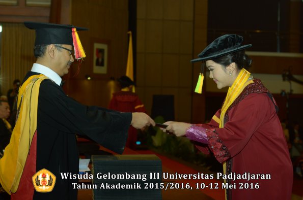 Wisuda Unpad Gel III TA 2015_2016  Fakultas Ilmu Komunikasi oleh Dekan  055