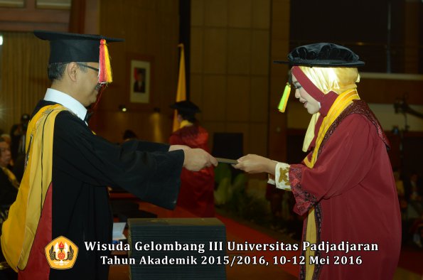 Wisuda Unpad Gel III TA 2015_2016  Fakultas Ilmu Komunikasi oleh Dekan  056