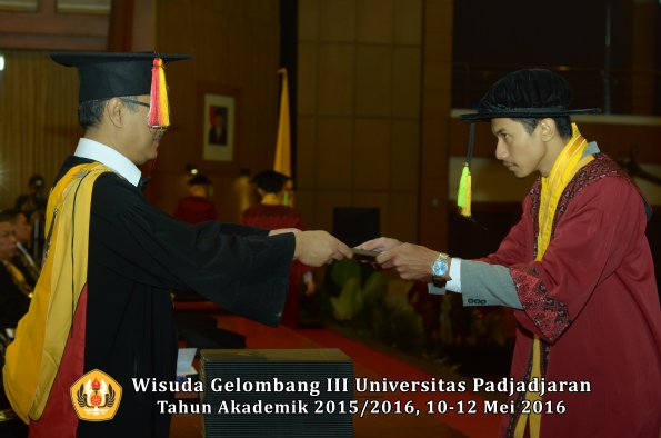Wisuda Unpad Gel III TA 2015_2016  Fakultas Ilmu Komunikasi oleh Dekan  060