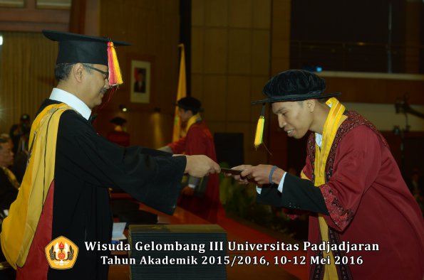 Wisuda Unpad Gel III TA 2015_2016  Fakultas Ilmu Komunikasi oleh Dekan  061